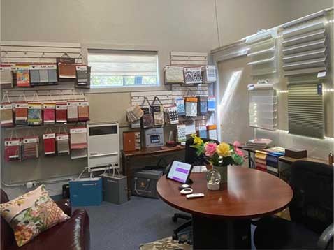 Store display room with several window covering samples